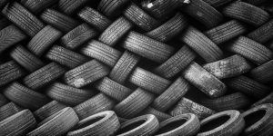 Fotografía de múltiples neumáticos, utilizada como imagen destacada de la nota "La industria del neumático".